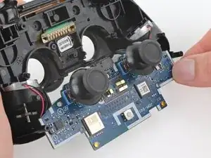 Hauptplatine im DualShock 4 (CUH-ZCT1U) ausbauen