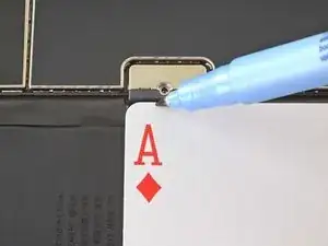 Wie der Akku eines iPads mit einer Spielkarte abgetrennt werden kann